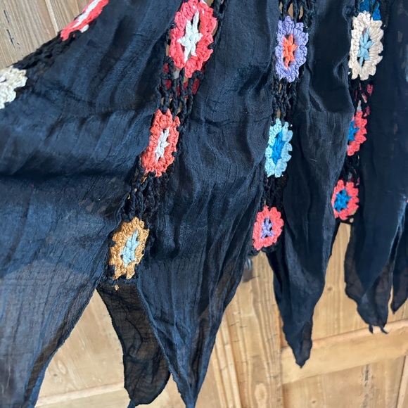 Beautiful crocheted top size medium - Picture 2 of 3